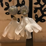グレーの押し花カボションとリボンタッセルピアス