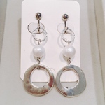 ☆送料無料☆上品なシルバーとパールの大ぶりイヤリングorピアス