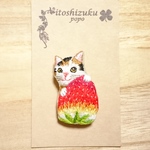 ネコとイチゴの刺繍ブローチ