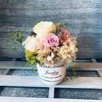 ♡♡ 大輪ホワイトのバラが美しいアレンジ母の日　フラワーギフト　プリザーブドフラワー ウェディング 結婚祝い ひな祭り お誕生日お祝い