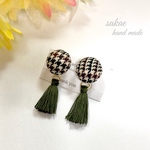 チェック カボション & タッセル ピアス ／ノンホールピアス  /イヤリング ＊カーキ