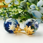 ブルーの綺麗なドライフラワー入りハーバリウムピアス／イヤリング