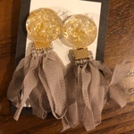 パールと金箔入りのクリアカボとリボンタッセルのピアス