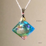 とりあえず一点 夢の虹色宝石 ガラス、オーロラ、魔法のような虹色 プリズム鉱石レジン 一つシンプルネックレス