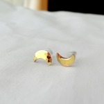 ゴールデンハニーの三日月ピアス