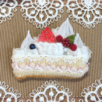 苺ショートケーキブローチ　小