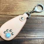 革の肉球キーホルダー　新作！cocoちゃんオリジナルデザイン　ライトブループラストーン・レザークラフト・犬