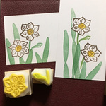 大きめ水仙（スイセン）の花・蕾・葉の消しゴムはんこセット（持ち手つき）＆見本ミニカードつき