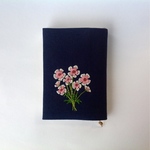 可愛い花の刺繍のブックカバー