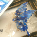 サファイアの鉱石蝶ブローチ(ゴールドワイヤー)