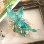 エメラルドの鉱石蝶ブローチ(ゴールドワイヤー)