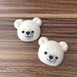 羊毛フェルトのしろくまブローチ