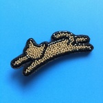 空飛ぶネコのビーズ刺繍ブローチ（ゴールド）