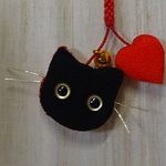 ちりめん根付け　ねこ  (黒猫&ハート) 