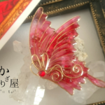 ルビーの鉱石蝶ブローチ(ゴールドワイヤー)Ruby ore butterfly brooch