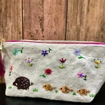 イノシシさんの刺繍ファスナーポーチ♪