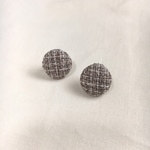 ツイードのくるみボタンピアス