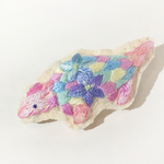 花飾りのにじ色アルマジロさん手刺繍ブローチ