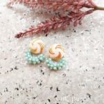 バブリーボタン×キラキラビーズフープ ピアス /イヤリング