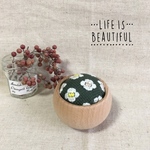 春の白いお花のピンクッション 