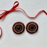 まんまるいパール刺繍イヤリング（チョコレート）
