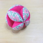 赤ちゃんの鈴入りキッキングボール(花柄×ピンク）