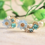 氷の蓮の花とブルースワロのイヤーカフ