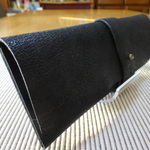 革のペンケース　黒色　型押し