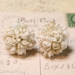 布花　クリーム色の花びらイヤリング（ピアスに変更可能）