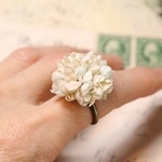 布花　クリーム色の花びらリング