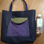 ほっこりペロッポケット大きめトートバッグ光沢漆黒