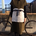 コットン100％　泡の柄の白いカフェエプロン