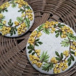 「ミモザのリース」刺繍のヘアゴム、ブローチ