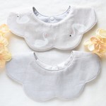 スワン柄がおしゃれかわいい☆女の子にも男の子にも贈りたい花びらスタイ