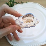 ぬいぐるみ抱っこしてねんねのハリネズミ　手刺しゅうバレッタ