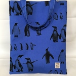 （送料無料）大きいトート-青のペンギンさんぽトートバッグ内ポケット付き