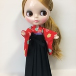 22センチドールサイズ・はかま・赤小花×黒袴