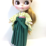 22センチドールサイズ・はかま・黄緑桜柄×緑袴