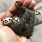 再販☆ナマケモノ親子のほほんブローチ