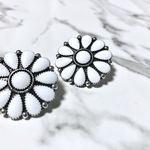 フラワーコンチョ シルバー  ホワイト