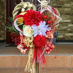 No.wreath-14944/★お正月しめ縄リース（しめ飾り、正月飾り）48x28cm・アートフラワー造花リース★/紅白ダリア＆鶴