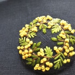 🍀受注作成🍀「ミモザのリース」刺繍のヘアゴム、ブローチ