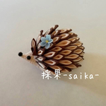 つまみ細工のハリネズミブローチ(横姿・青)
