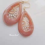べっこう風ドロップとお花のうすい透かしチャームピアス(ピンク)