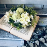 ☸母の日に。ピンポンマムとバラのアレンジ　母の日　敬老の日　退職祝い　グリーン　仏花　お供え　結婚祝　お誕生日お祝い　退職祝い母の日ギフト　プリザーブドフラワー　送別祝い　母の日ギフト　母の日贈物　緑
