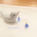 サファイアカラーのカットチェコガラスピアス