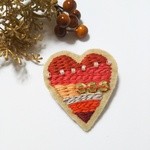 パッチワークハートの刺繍ブローチ（レッド）