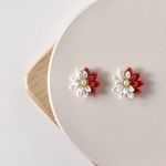 つまみ細工の一輪ピアス／イヤリング(白×橙)