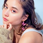 色気をまとう蝶 ピアス / イヤリング (アシンメトリー)