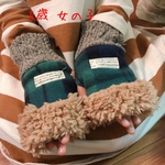 [ (新柄)キッズサイズ中までモコモコ暖かハンドウォーマー(ブラックチェック柄)